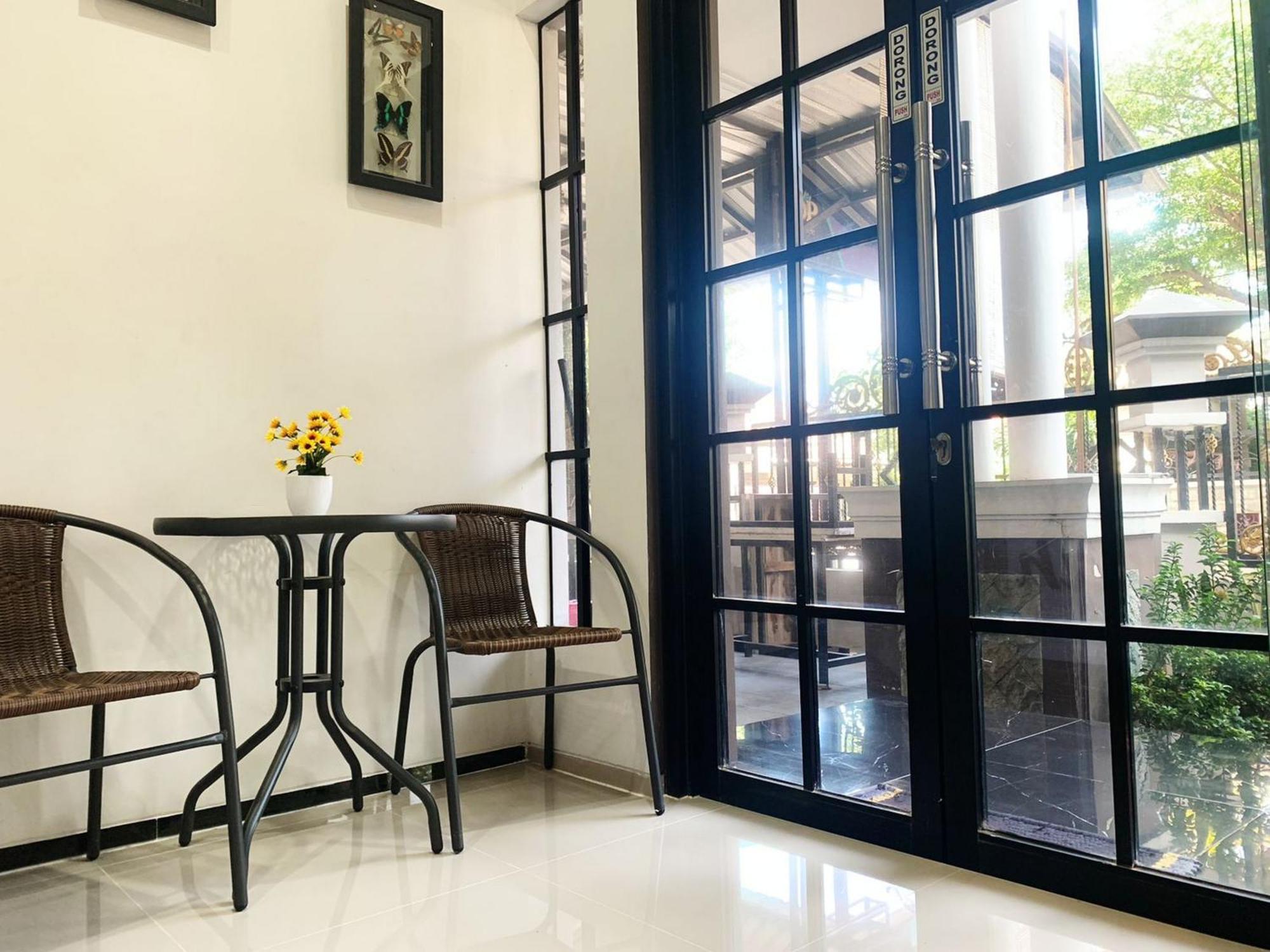 Tjahaja Baroe Syariah Mitra Reddoorz At Dukuh Kupang Hotel Сурабая Екстериор снимка