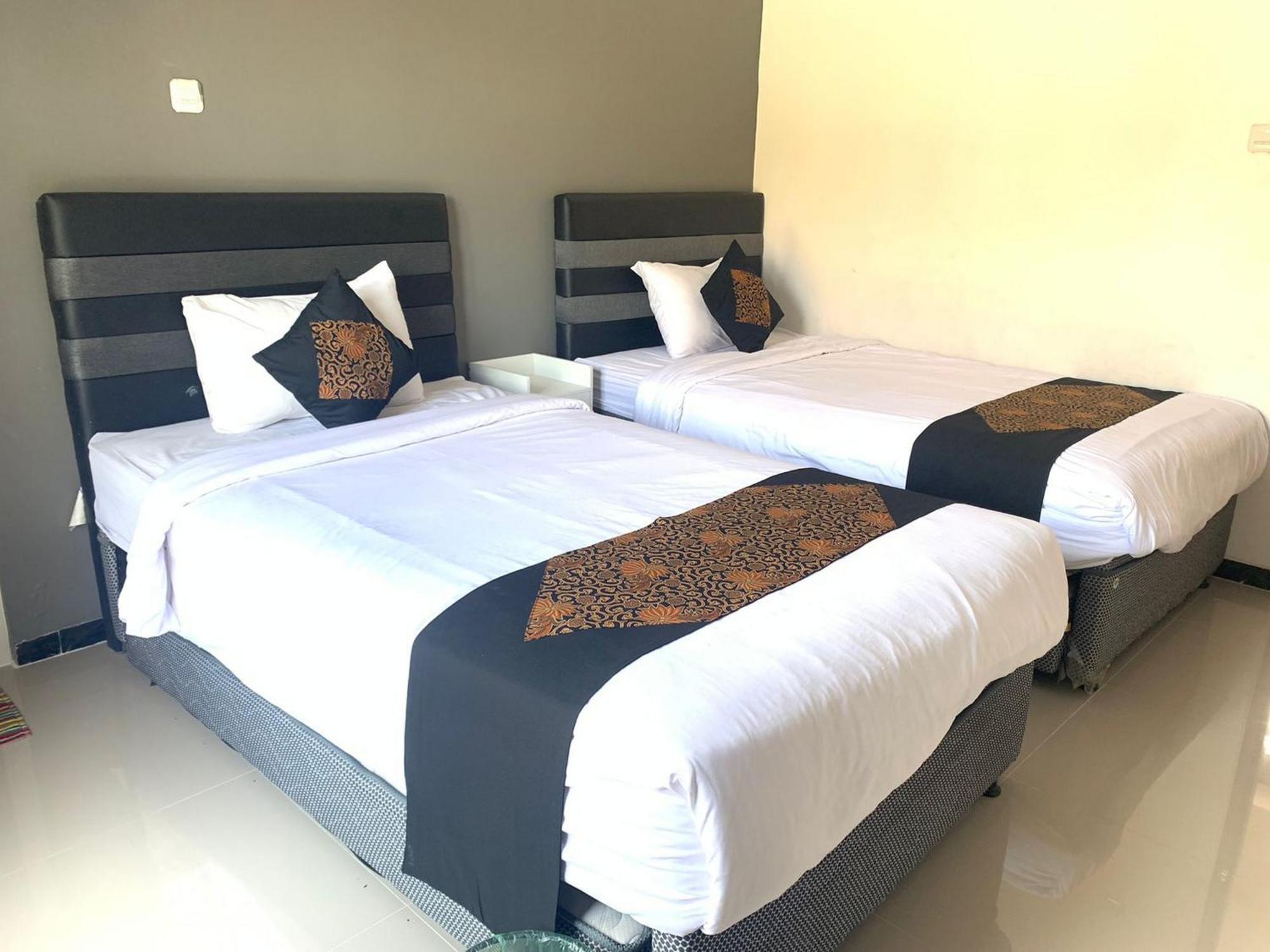 Tjahaja Baroe Syariah Mitra Reddoorz At Dukuh Kupang Hotel Сурабая Екстериор снимка