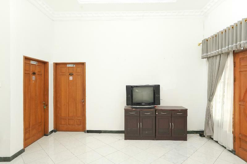 Tjahaja Baroe Syariah Mitra Reddoorz At Dukuh Kupang Hotel Сурабая Екстериор снимка